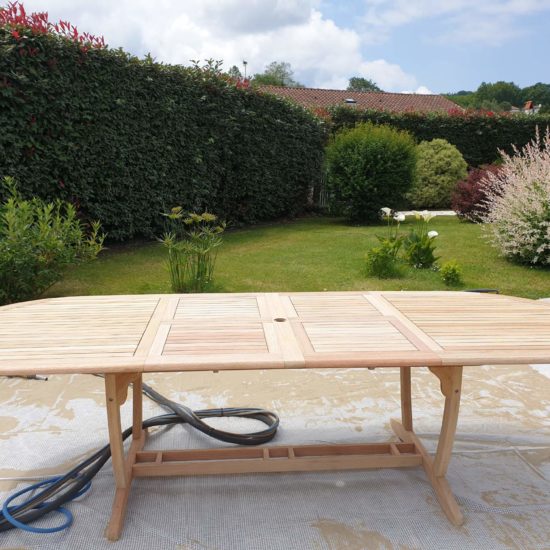 Aérogommage (sablage à sec) d'une table en bois pour la décaper au pays basque à urrugne