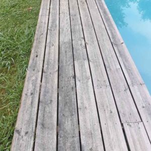 detec bois nettoyage des sols en bois autour d'une piscine