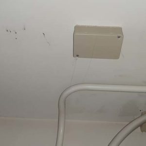 detec-bois installe des pièges anti-termites dans une maison à Anglet au pays basque