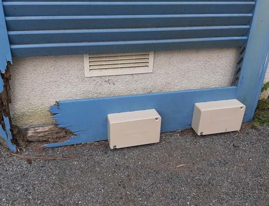detec-bois installe des pièges anti-termites dans une maison à Anglet au pays basque
