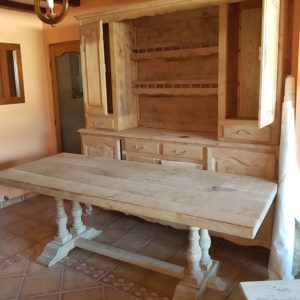 Modernisation de meubles en bois par décapage de la peinture