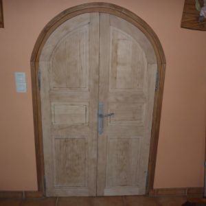 Sablage d'une porte en bois