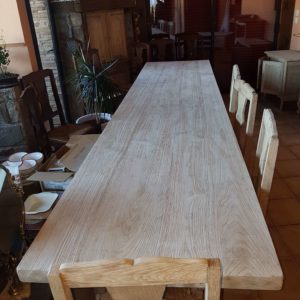 Décapage d'une table de salle à manger en bois
